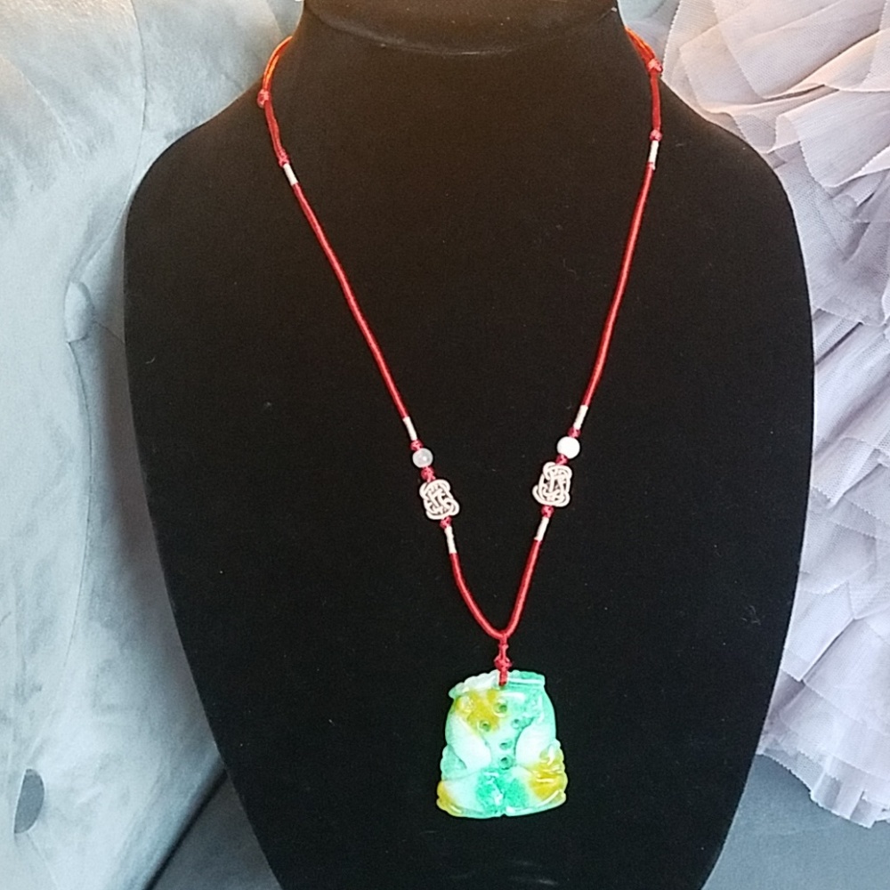 📿Asian Green and yellow carved stone necklace